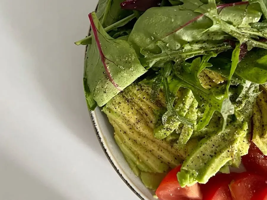 Ensalada con aguacate de un plan para bajar de peso en Tijuana