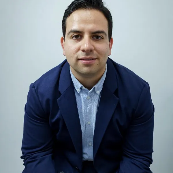 Iruy Marín B., psicólogo y nutriólogo en Tijuana, con saco azul